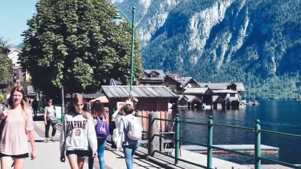 HALLSTATT, RAKOUSKO - 3. září 2021: Turisté si užívají městských ulic za krásného letního dne. — Stock video