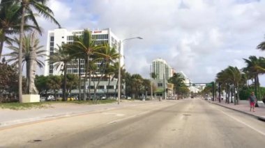 Fort Lauderdale, FL - Şubat 2016: Güneşli bir günde şehir okyanusu boyunca araba trafiği