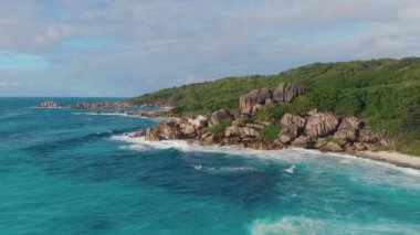 İnsansız hava aracından alınan deniz ve palmiyeli tropik plaj. Seyşeller 'in ünlü plajı - La Digue Grand Anse' nin havadan çekilmiş fotoğrafı