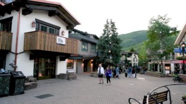 VAIL, CO - 5 Temmuz 2019: Turistler gün batımında şehrin sokaklarının tadını çıkarıyorlar
