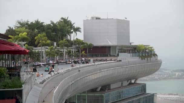 SINGAPORE - 2 ΙΑΝΟΥΑΡΙΟΥ 2020: Αεροφωτογραφία του ορίζοντα του Marina Bay από το Marina Bay Sands Hotel Terrace και πισίνα — Αρχείο Βίντεο