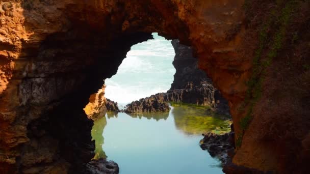 Loch Ard Gorge arch along the Great Ocean Road, Αυστραλία — Αρχείο Βίντεο