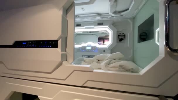 KUALA LUMPUR, MALAYSIA - DECEMBER 27, 2019: Interior of Space Hotel Capsule di pusat kota — Stok Video