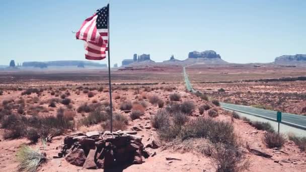 Американський індійський прапор на дорозі до долини пам'ятників — стокове відео