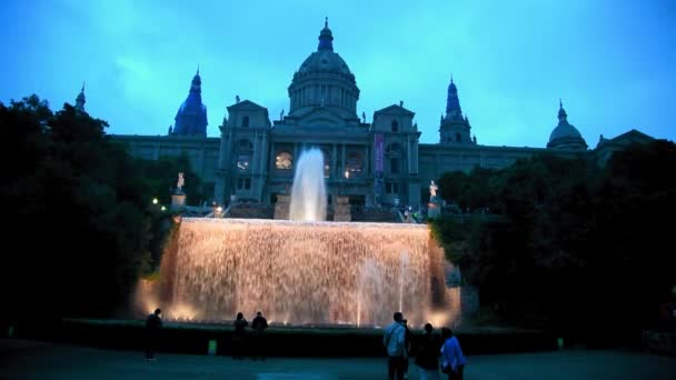 Ljusshow längs trappan på Montjuic med berömda fontäner, Barcelona Slow motion — Stockvideo