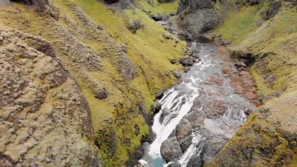 Stjornarfoss Cascadas en temporada de verano, vista aérea increíble — Vídeos de Stock