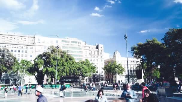 BARCELONA - 11 DE MAYO DE 2018: Turistas en la Plaza de Cataluña, vista aérea de la plaza y el parque de la ciudad — Vídeo de stock