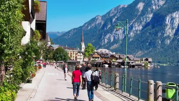 HALLSTATT, RAKOUSKO - 3. září 2021: Turisté si užívají městských ulic za krásného letního dne. — Stock video