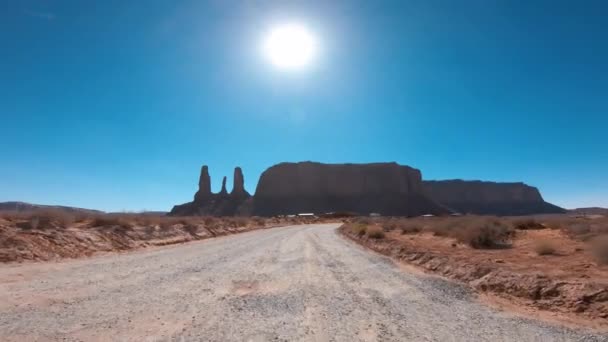 MONUMENT VALLEY, ABD - HAZİRAN 2019: Yaz mevsiminde Kanyon 'u geçmek, arabanın önünden manzara — Stok video