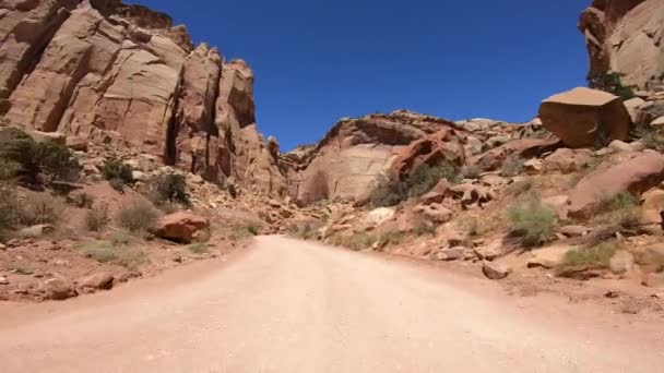 Oversteken van de Canyon in de zomer seizoen, uitzicht vanaf de voorkant van de auto — Stockvideo