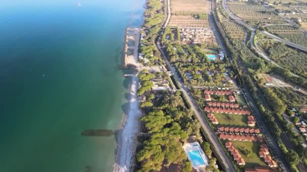 Prachtig uitzicht vanuit de lucht op de Toscaanse kust in het zomerseizoen, Italië — Stockvideo