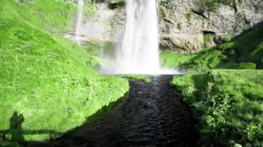 Seljalandsfoss Şelaleleri ve Dağları yaz mevsiminde, İzlanda Ağır çekim