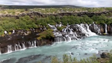 Yaz mevsiminde Hraunfossar Şelaleleri, İzlanda