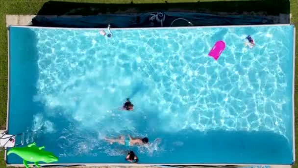Három gyermekből álló csoport, akik egy gyönyörű medencében töltik a szabadidejüket — Stock videók