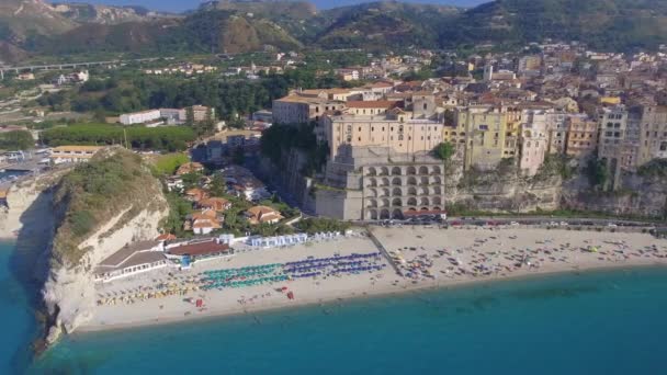 Costa de Calabria en temporada de verano. skyline de Tropea con océano cristalino — Vídeo de stock
