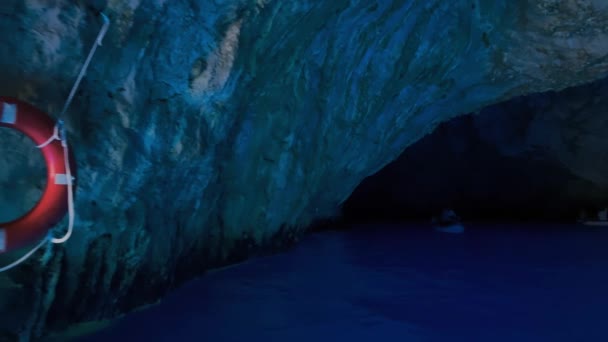 Интерьер знаменитого Голубого грота в Капри, Италия — стоковое видео