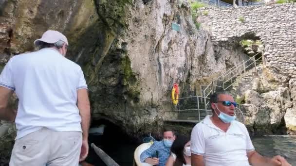 CAPRI, ITÁLIE - 17. června 2021: Turisté a místní obyvatelé navštíví slavnou Modrou jeskyni — Stock video