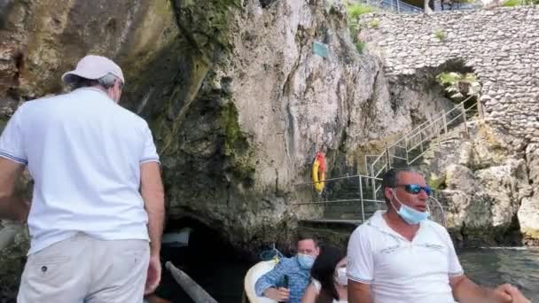 CAPRI, ITALIEN - JUNI 17, 2021: Turister och lokalbefolkning besöker berömda Blue Grotto — Stockvideo