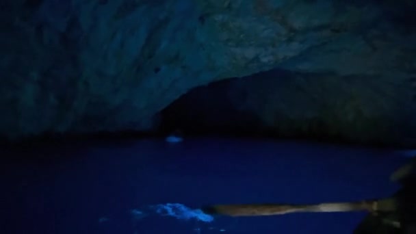 Innenraum der berühmten Blauen Grotte in Capri, Italien — Stockvideo