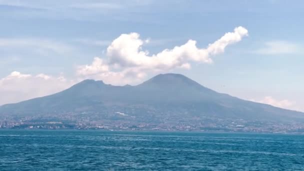 Neapelbukten och berget Vesuvius från en rörlig båt i havet — Stockvideo