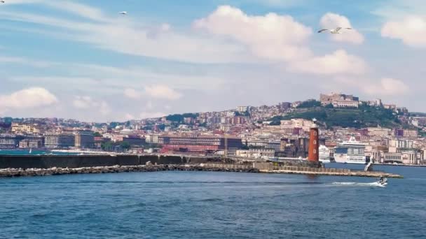 Côtes de Naples et paysage urbain d'un bateau en mouvement dans la mer en saison estivale — Video