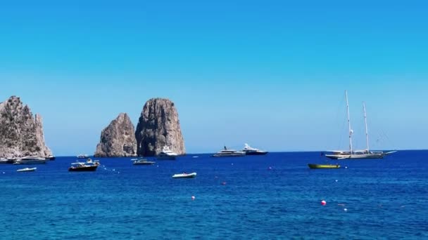 CAPRI, ITALIA - 18 GIUGNO 2021: Faraglioni e panorama dell'isola dalla spiaggia di Marina Piccola — Video Stock