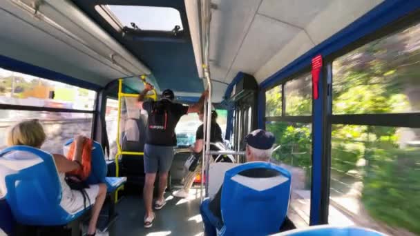 CAPRI, ITALIE - 15 JUIN 2021 : Touristes et habitants dans le bus de la ville — Video