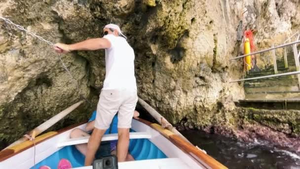 CAPRI, ITALIEN - 17. Juni 2021: Touristen und Einheimische besuchen berühmte Blaue Grotte — Stockvideo