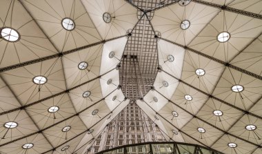 PARIS - 3 Haziran Paris 'in La Defence iş bölgesinde Büyük Kemer. 3 Haziran 2014 'te, Fransa