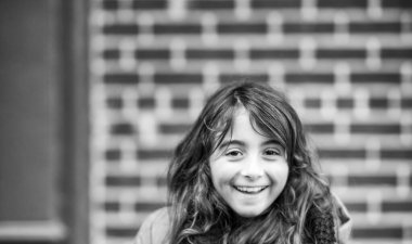 Kış tarzı giyinmiş genç bir kız soğuk mevsimde bir şehri ziyaret ediyor.