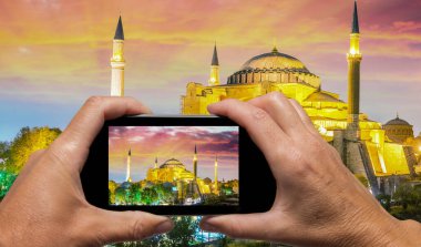 erkek ve kadın el Ayasofya yakalama sophia ile smartphone.
