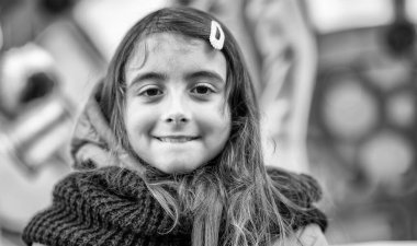 Kış tarzı giyinmiş genç bir kız soğuk mevsimde bir şehri ziyaret ediyor.