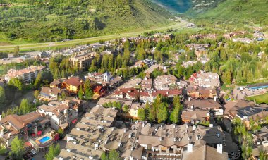 Yaz günbatımında Vail 'in panoramik hava görüntüsü, Colorado, ABD