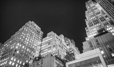 Midtown Manhattan 'ın modern gökdelenleri kış mevsiminde gece, sokaktan manzara