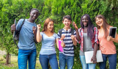 Karışık ırklar mutlu bahçede açık gülümseyen bir grup.