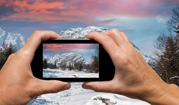 Man Vrouw Hand Vastleggen Van Alpin Winterlandschap Met Smartphone — Stockfoto