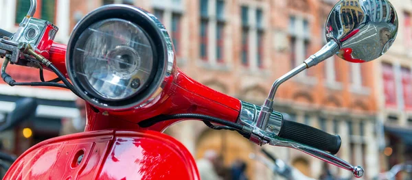 Oude Ouderwetse Rode Motor Geparkeerd Centrum Van Stad — Stockfoto