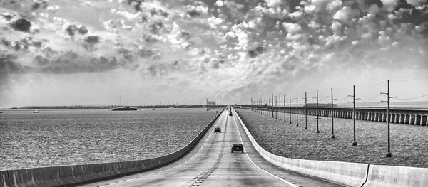 gün batımında okyanusa uzun bir yol.