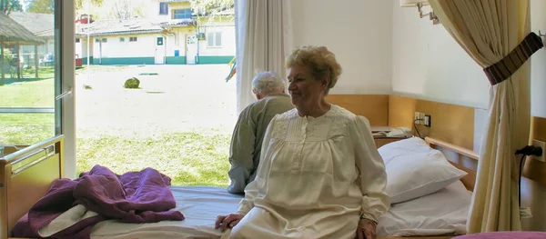 Yaşlı Emekli Beyaz Bir Çift Sabah Yataktan Kalkıyor Emeklilik Kavramı — Stok fotoğraf