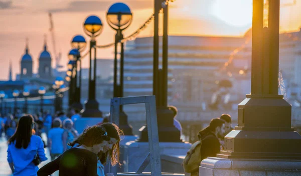 London June 2015 Tourists Enjoy Promenade Thames River City Attracts — Stock Photo, Image