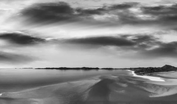 昆士兰无人机怀特黑文海滩的空中黑白全景图 — 图库照片
