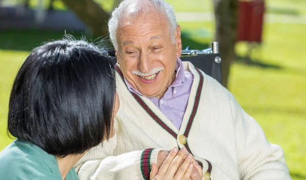 Saamhorigheid Concept Het Verpleeghuis Houdt Verpleegster Hand Van Een Oudere — Stockfoto