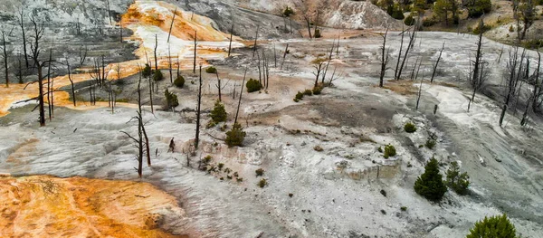 옐로스톤 맘모스 바위들 아름다운 색깔을 공중에서 — 스톡 사진
