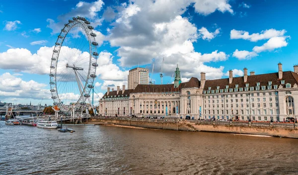 Londons Gebäude Entlang Der Themse — Stockfoto