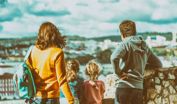 Familia Cuatro Personas Disfrutando Vista Ciudad Hermoso Día Vista Posterior — Foto de Stock