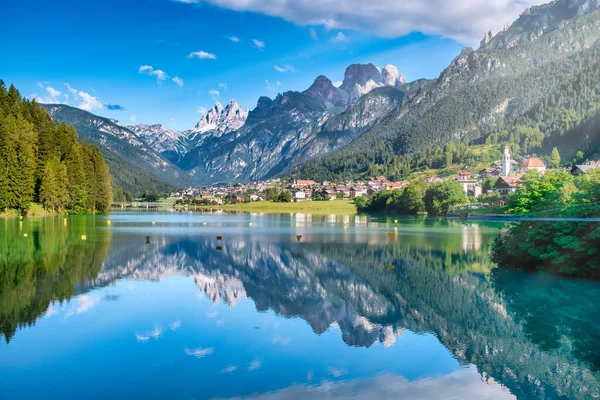 Lago Auronzo Cidade Temporada Verão Alpes Italianos — Fotografia de Stock