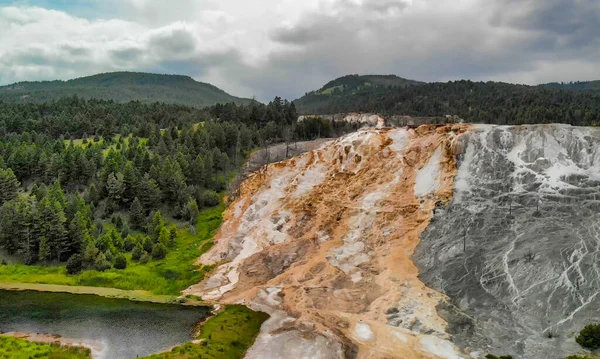 Wyoming Yellowstone Ulusal Parkı Ndaki Mamut Kaplıcaları Teraslarının Insansız Hava — Stok fotoğraf