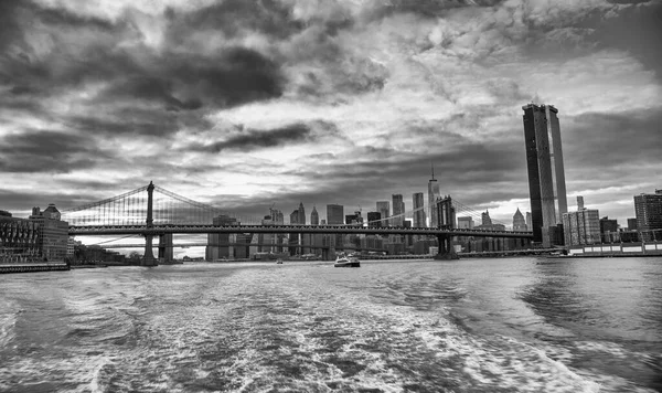 Brooklyn Manhattan Köprüleri Ile Gün Batımında Hareket Halindeki Bir Feribottan — Stok fotoğraf