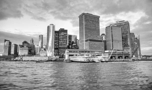 Downtown New York City Bij Zonsondergang Vanaf Een Bewegende Veerboot — Stockfoto