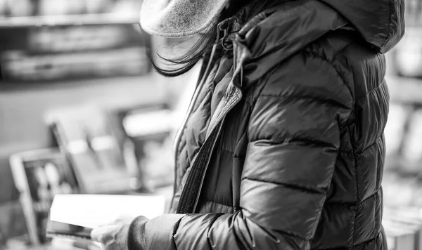 Frau Winterlichen Kleid Wählt Buch Buchladen — Stockfoto